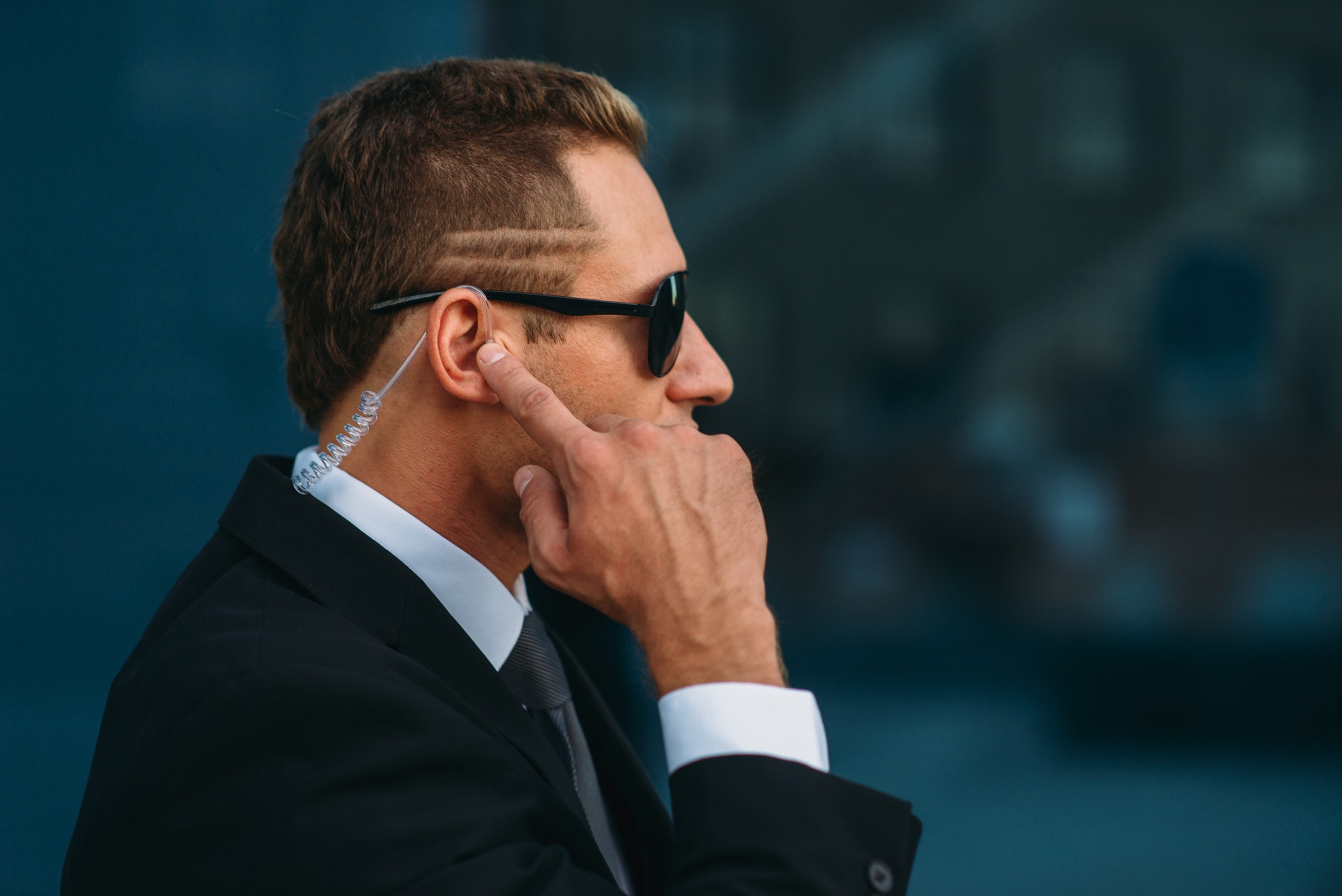 bodyguard talking by earpiece communication tools.jpg